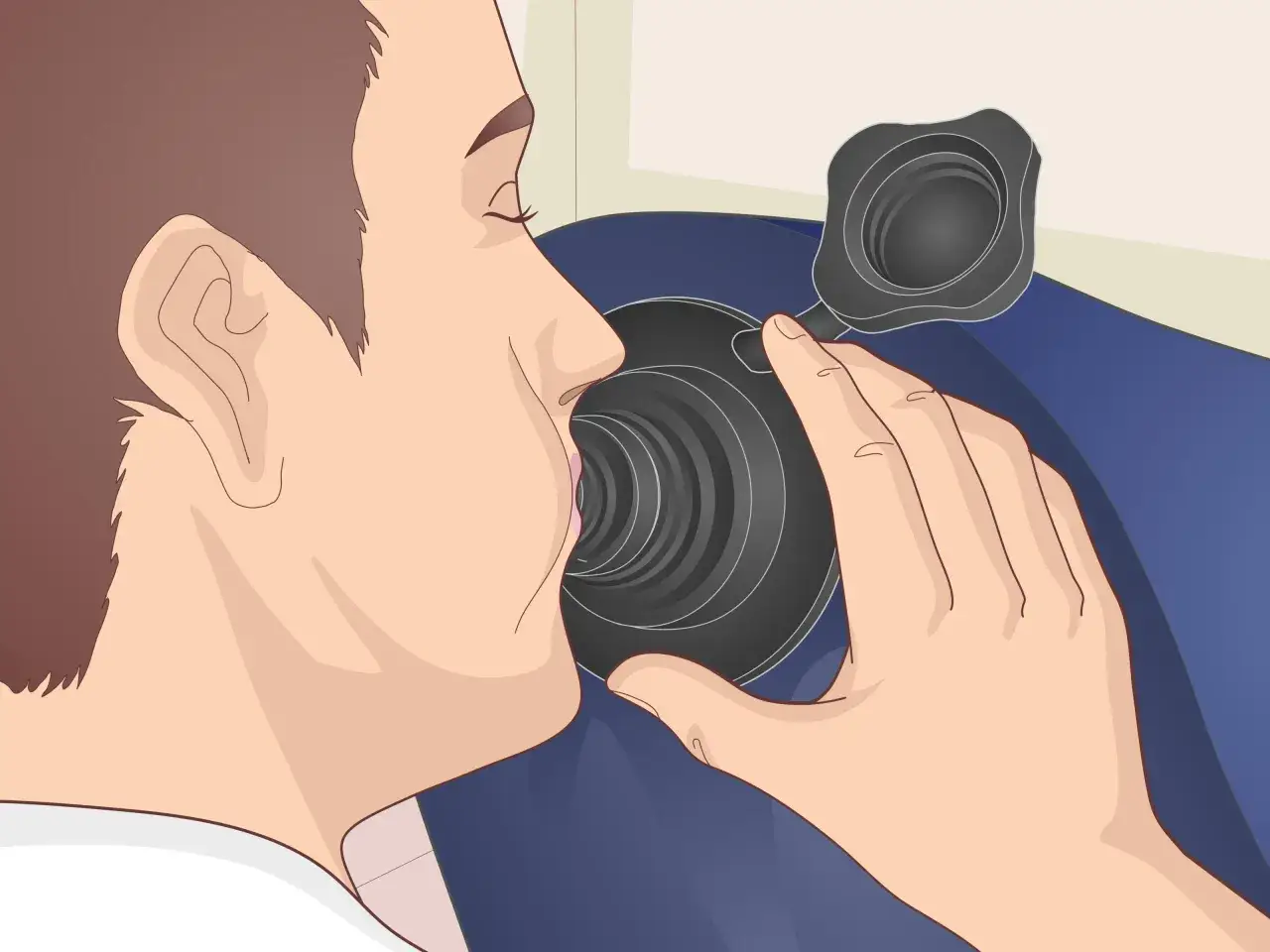 Mężczyzna dmucha w zawór materaca, pokazując, jak napompować materac bez pompki.