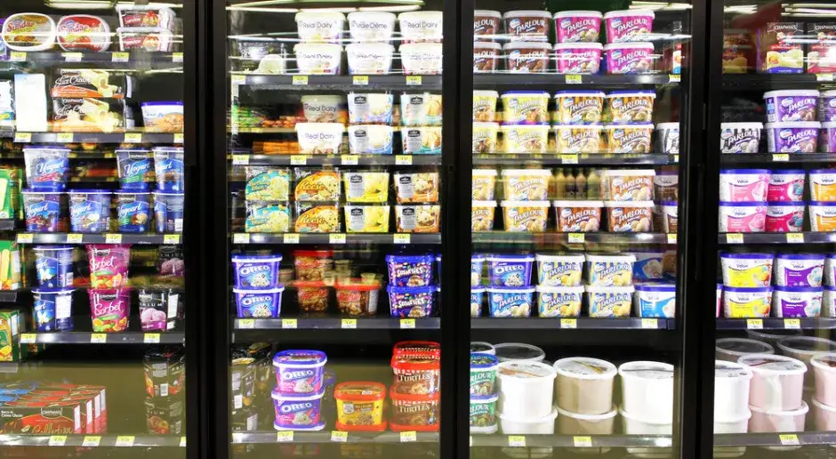 r&oacute;żne marki lod&oacute;w dietetycznych w supermarkecie