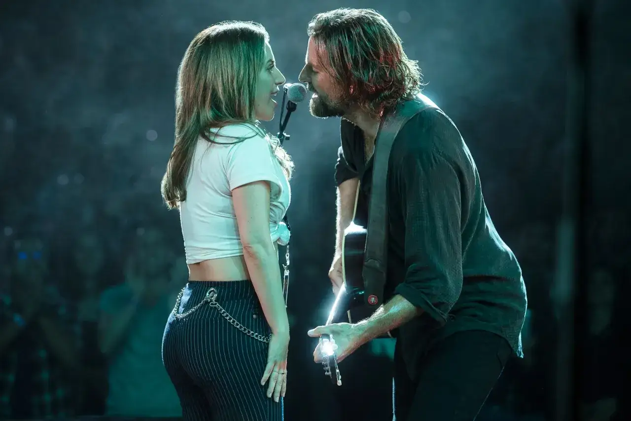 Lady Gaga i Bradley Cooper na scenie A Star Is Born