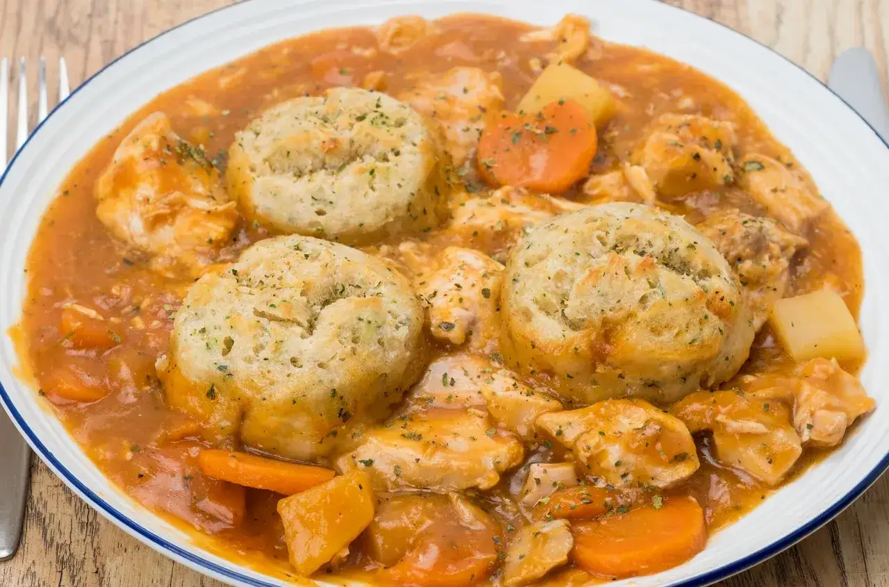 Pyszne danie z kurczakiem i warzywami w sosie, z kluskami na parze. Idealne, gdy zastanawiasz się, co można ugotować na parze.