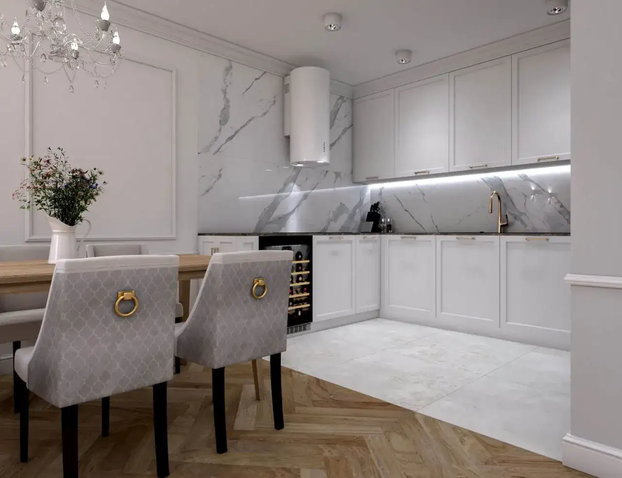 Elegancka kuchnia modern classic z białymi frontami, marmurowym tłem i złotymi akcentami. Wygodne krzesła przy drewnianym stole.