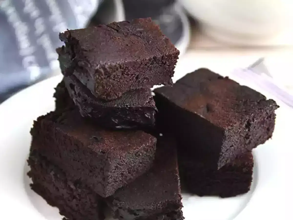 Stos pysznych, wilgotnych brownie bez jajek, idealnych na deser.