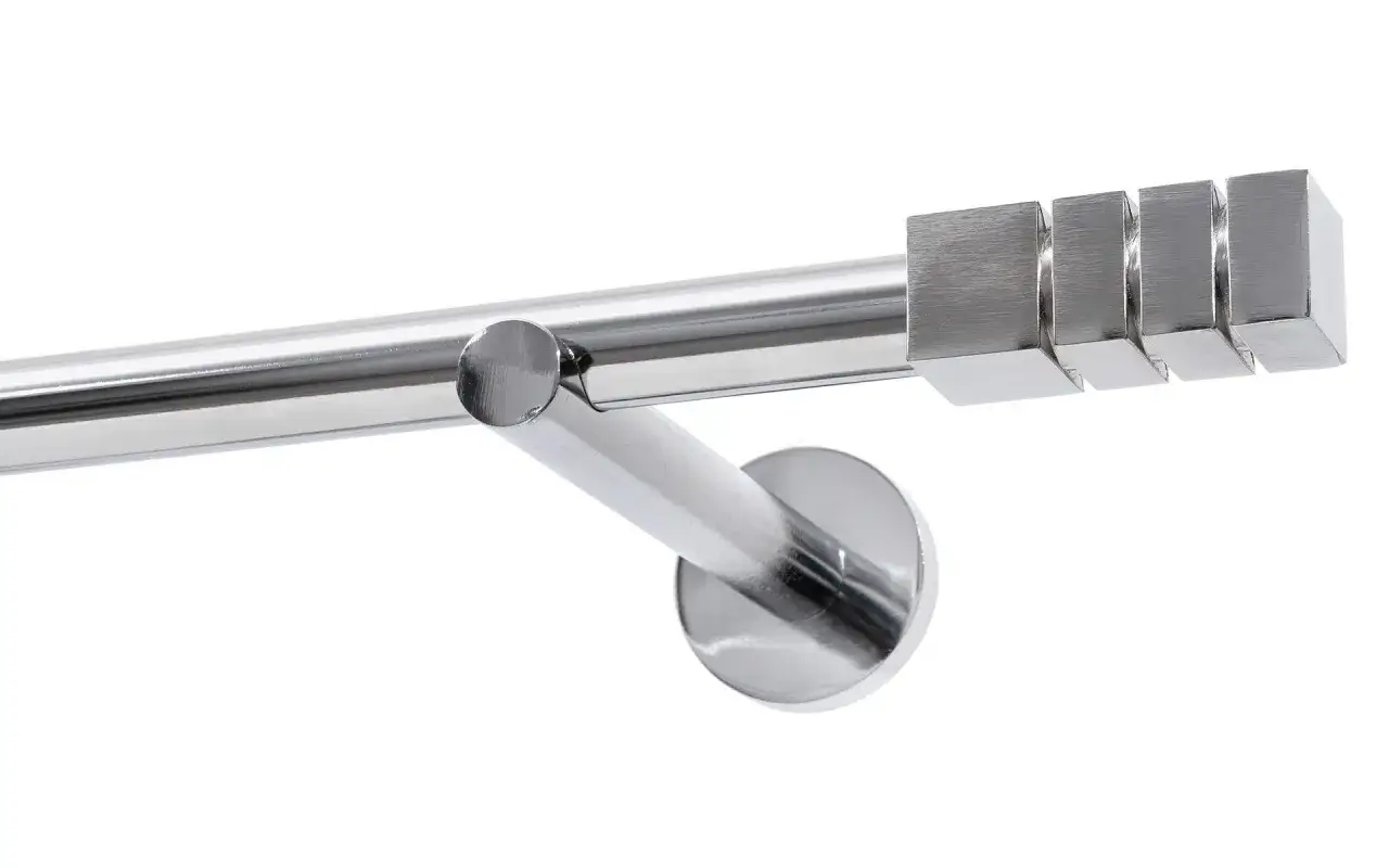 Elegancki karnisz metalowy pojedynczy z nowoczesnym zakończeniem w kształcie kostek.