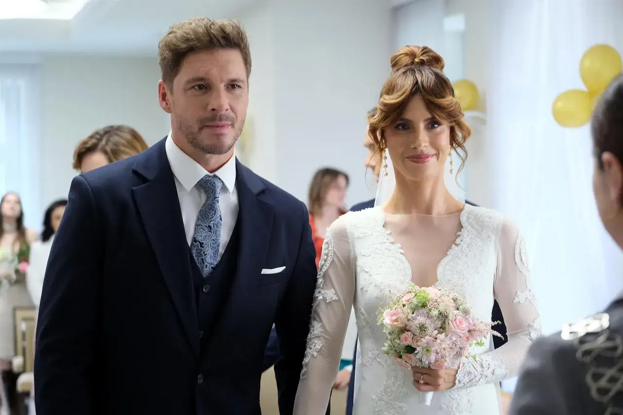 Para młoda w dniu ślubu. Czy to początek szczęśliwego rozdziału, czy kolejna burza w 