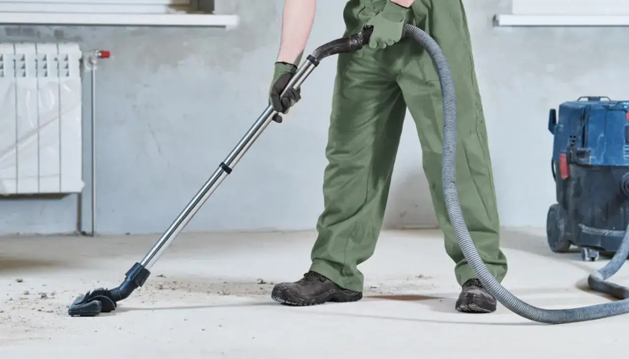 Odkurzanie gruzu po remoncie. Dowiedz się, ile kosztuje sprzątanie mieszkania po remoncie i jak przygotować je do odbioru.