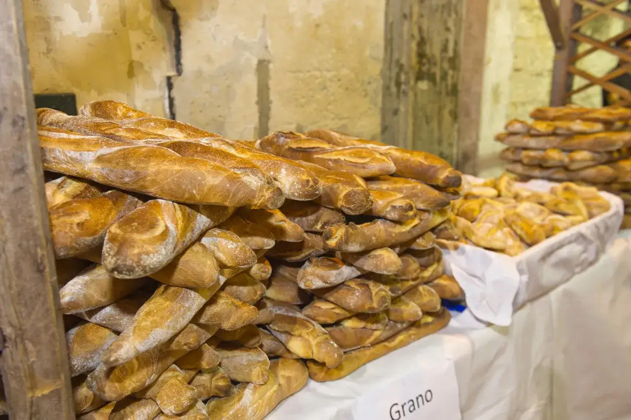 Stos świeżego pieczywa, bagietek i bułek. Zastanawiasz się, ile kosztuje chleb na Malcie?