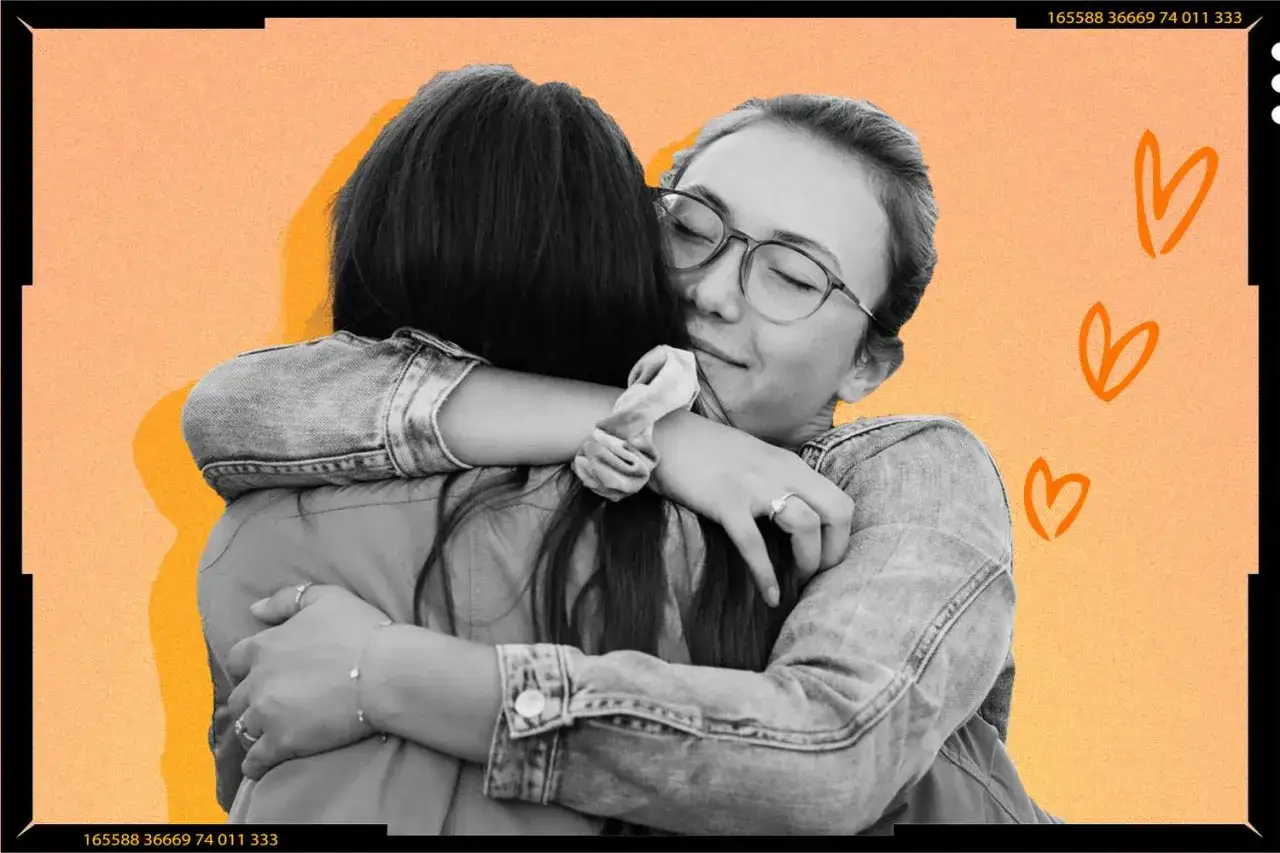 Dwie dziewczyny mocno się przytulają. Jedna z nich, z zamkniętymi oczami i uśmiechem, czuje, że dziękuję że jesteś w moim życiu.