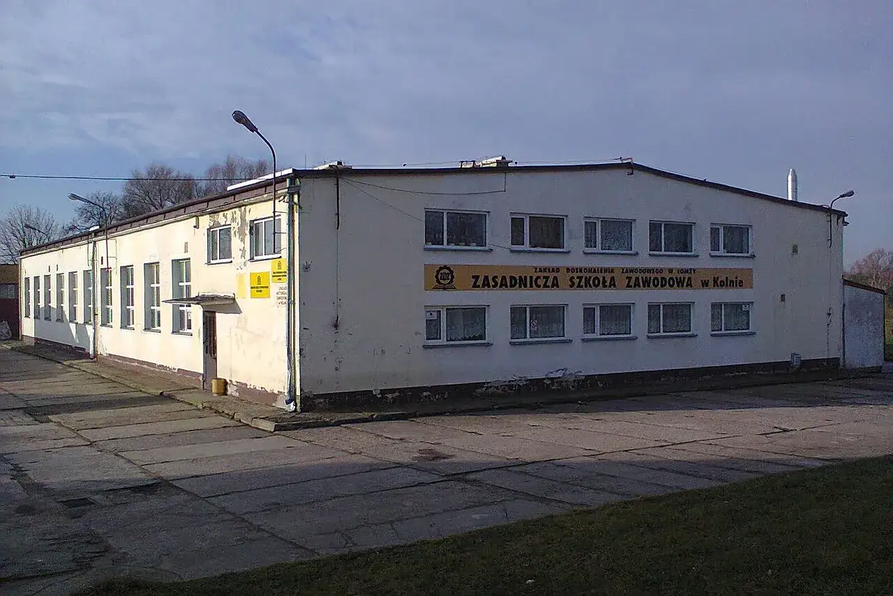 Budynek Zasadniczej Szkoły Zawodowej w Kolnie, gdzie można zdobyć wykształcenie średnie branżowe, przygotowujące do konkretnego zawodu.