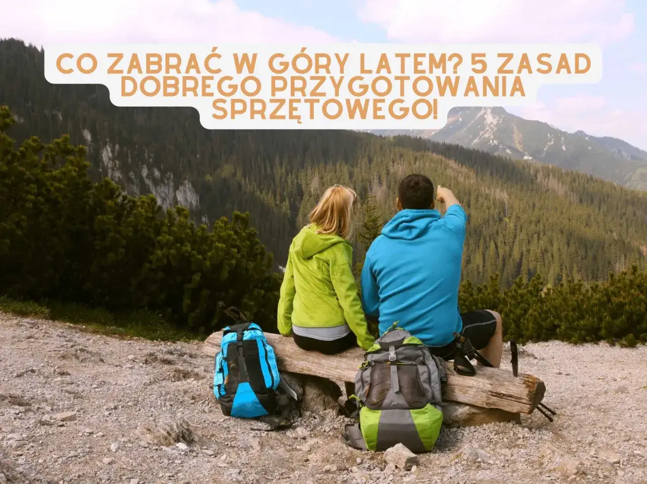 Para wybrać, co spakować w g&oacute;ry latem, sp&oacute;jrz na parę z plecakami podziwiającą krajobraz.