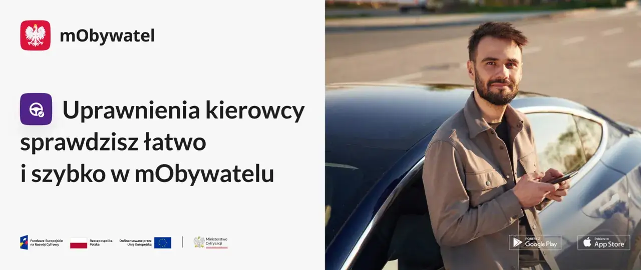Gdzie sprawdzić ważność prawa jazdy? W aplikacji mObywatel. Mężczyzna z telefonem przy samochodzie.