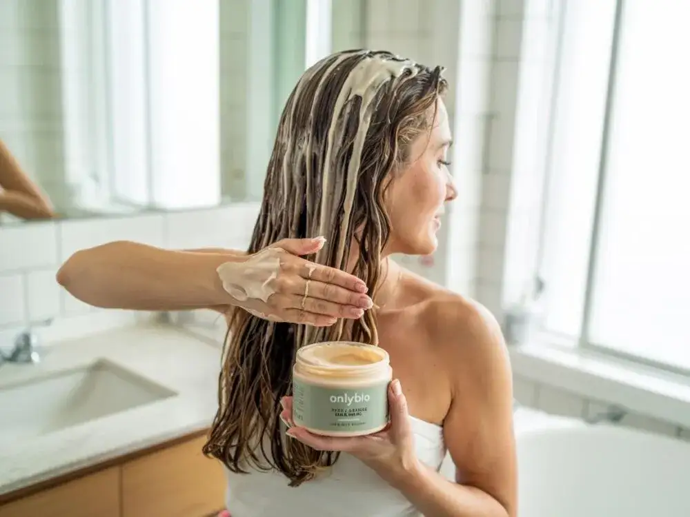 Zdjęcie Czy maskę do włosów się spłukuje? Oto co musisz wiedzieć