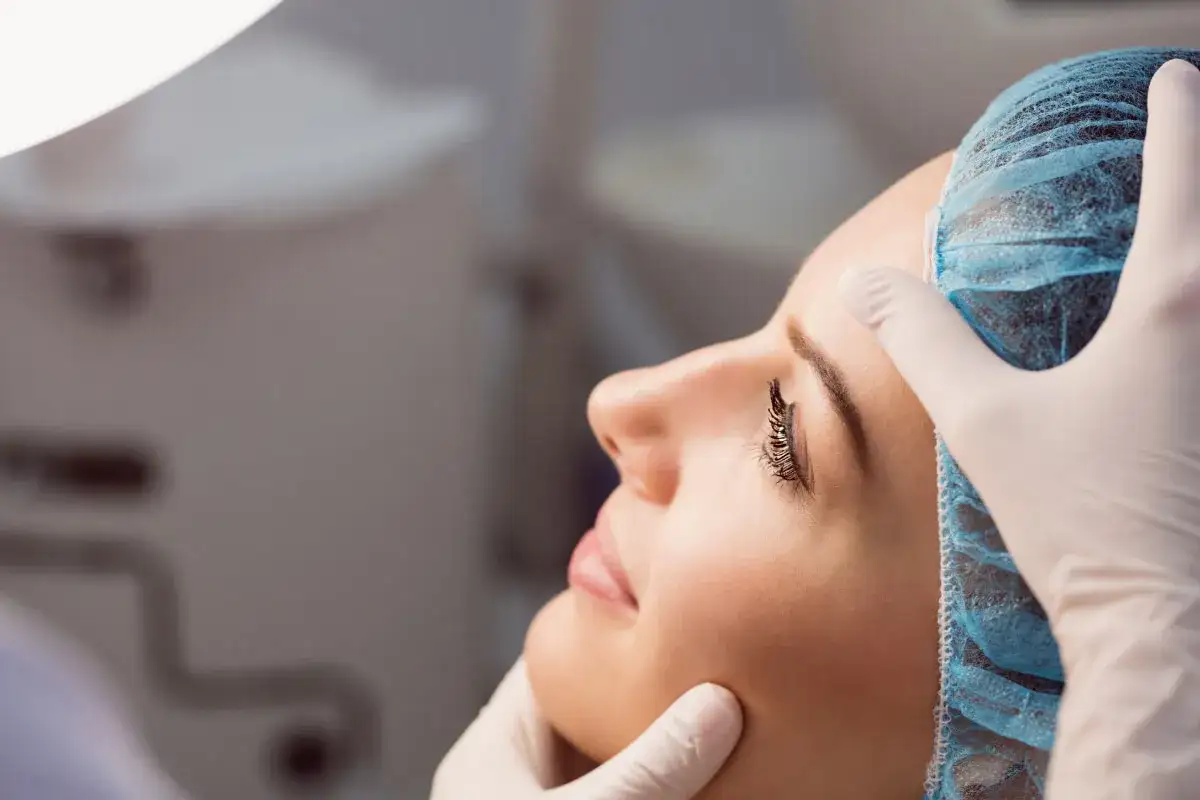 wizyta u dermatologa, kiedy iść do kosmetologa