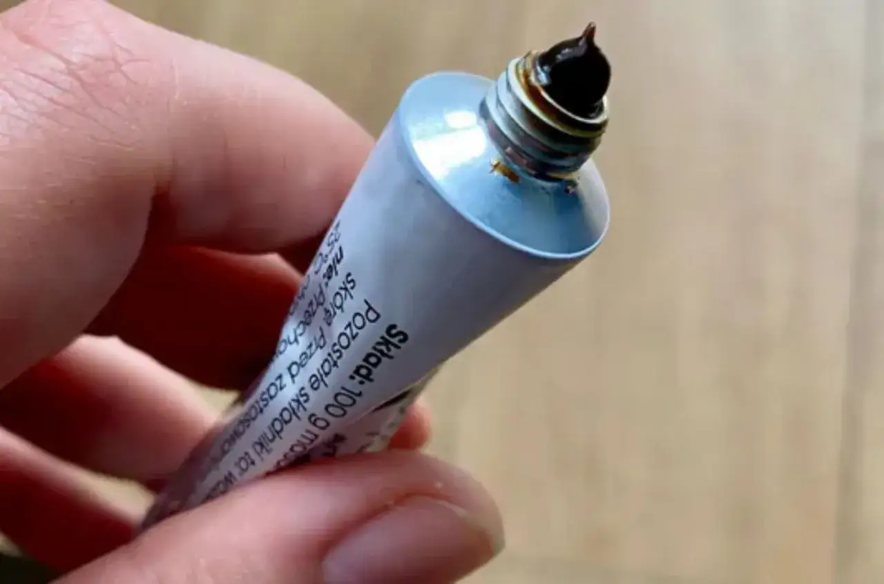 punktowa aplikacja maści ichtiolowej na pryszcz