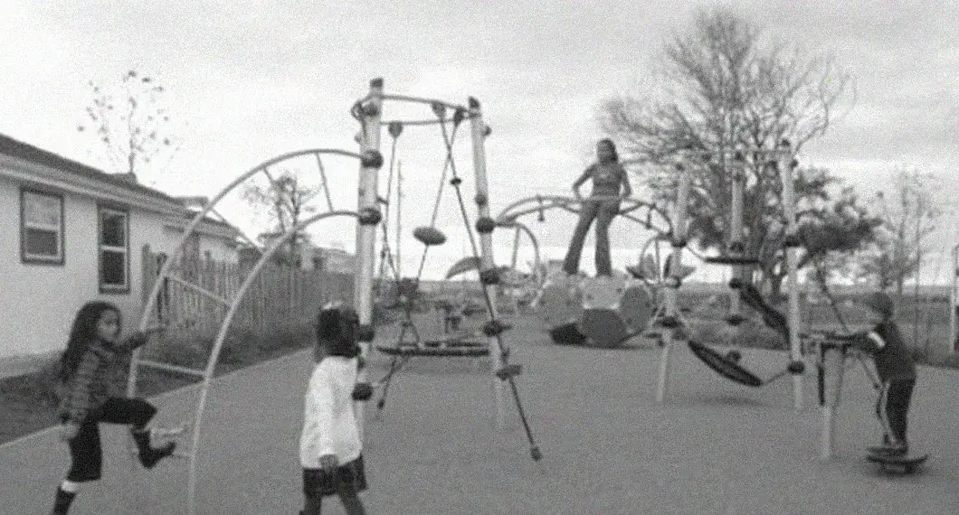 dzieci na placu zabaw w różnym wieku