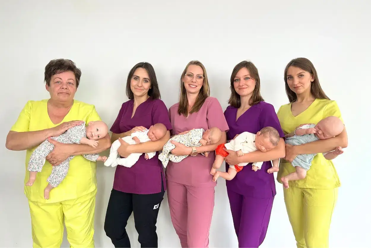 Por&oacute;wnanie kurs&oacute;w online i stacjonarnych opieki nad dziećmi