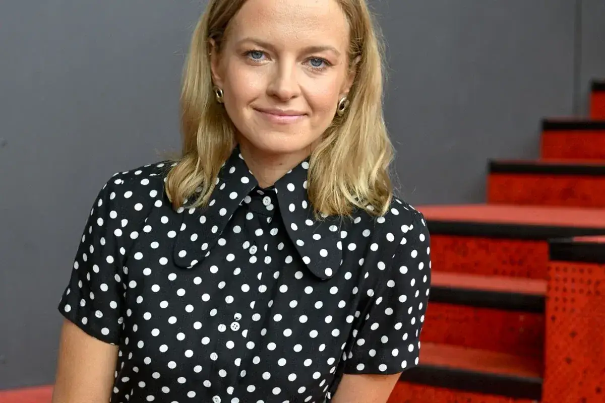 Uśmiechnięta blondynka w grochy. Czy zastanawiałeś się, ile zarabia aktorka w Polsce?