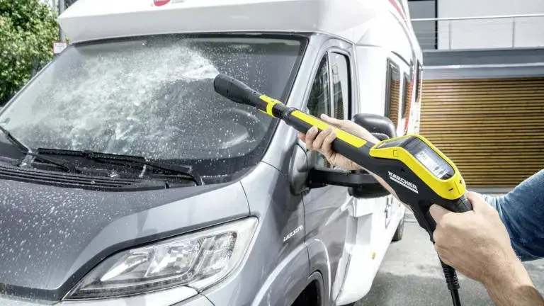 myjka ciśnieniowa mycie samochodu bezpieczne ciśnienie