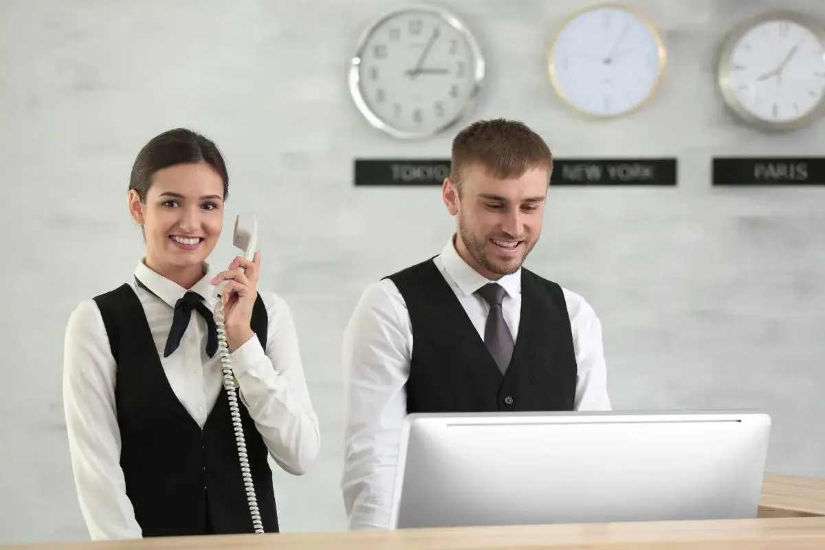 recepcjonistka hotelowa przy pracy, r&oacute;żne pory dnia