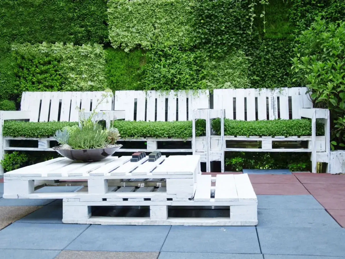 Krzesła z palet inspiracje do ogrodu i domu