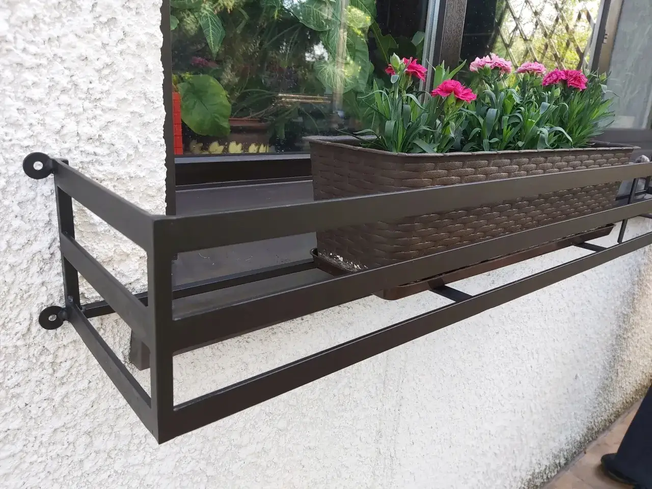 Elegancka barierka na parapet bez wiercenia, idealna do ozdobienia okna kwiatami.