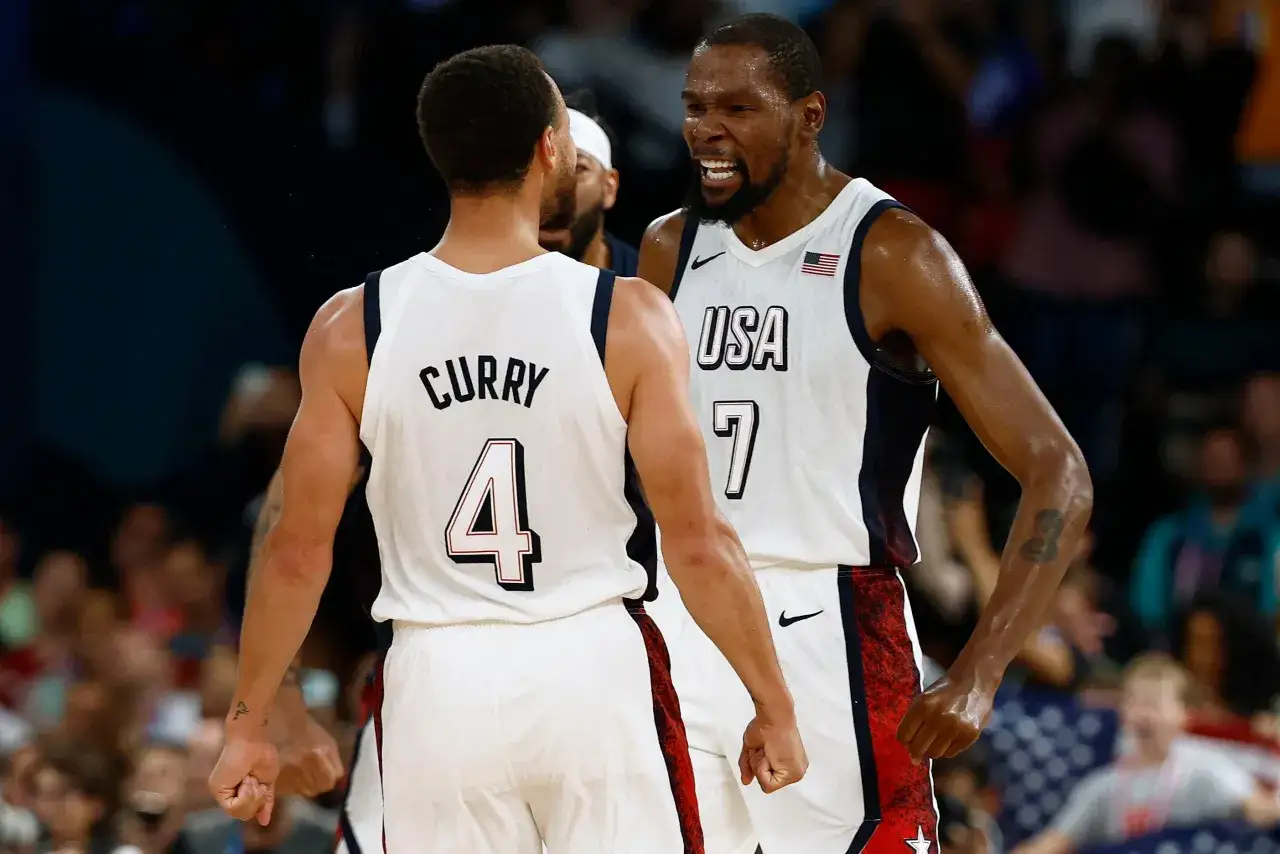Jugadores de Estados Unidos celebran en partido de baloncesto contra Serbia. Curry y Durant, listos para la victoria.