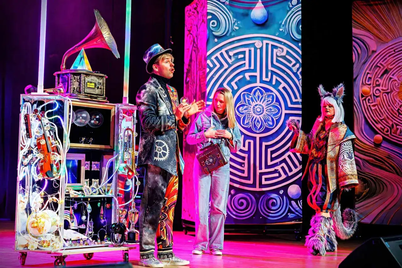 Na scenie teatru dla nastolatków, aktorzy w barwnych strojach i z fantazyjnymi rekwizytami, jak gramofon i skrzypce, opowiadają niezwykłą historię.