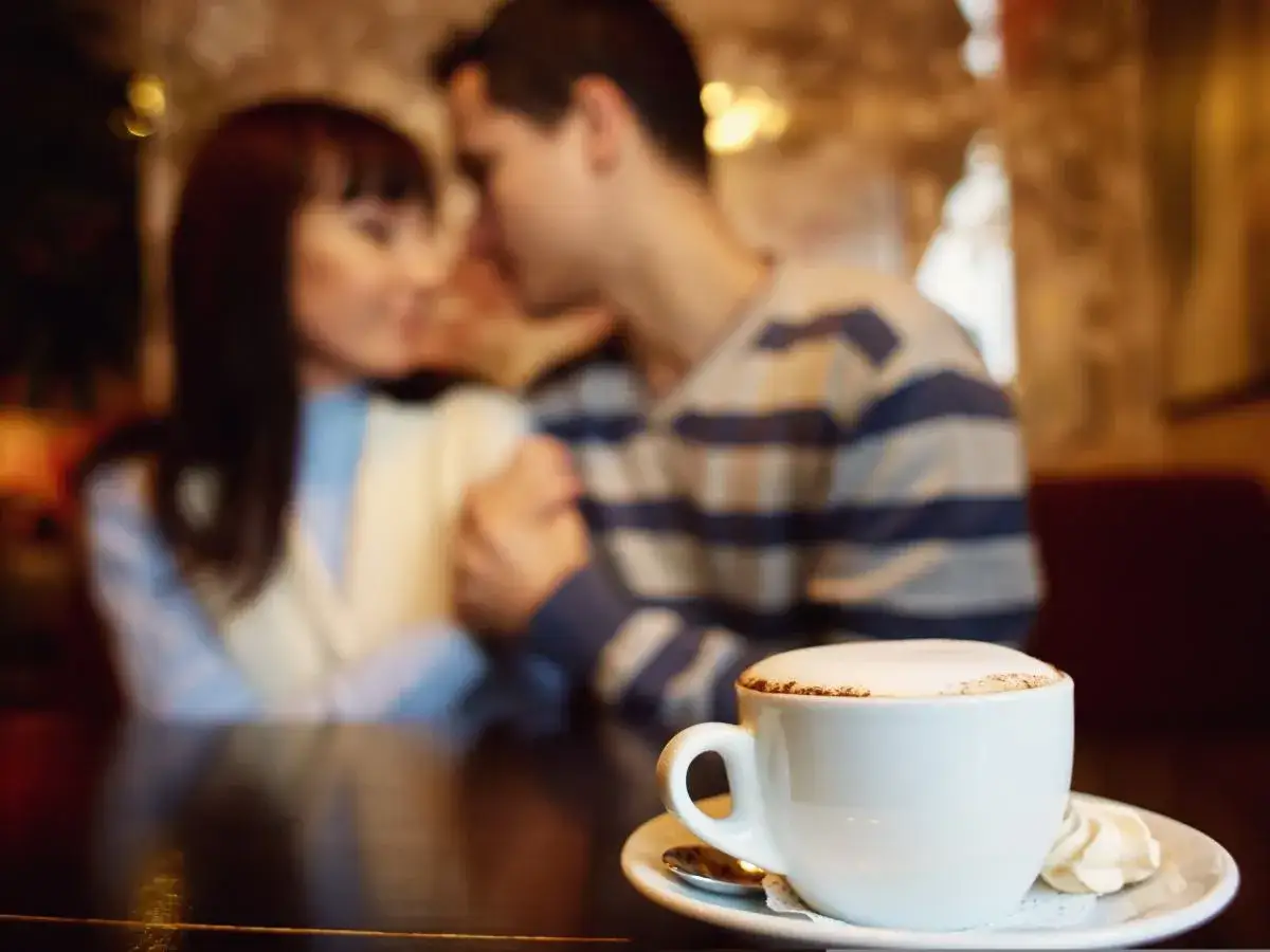 Para zbliża się do pocałunku przy kawie. Ich przyjaźń damsko-męska kwitnie.