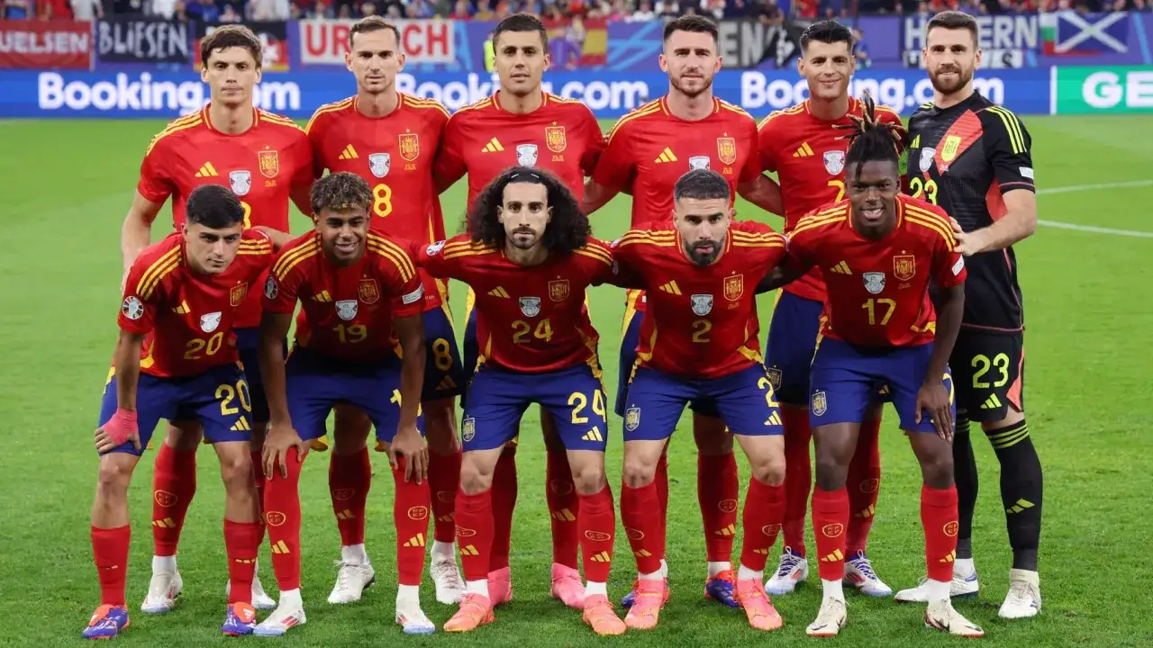 El equipo de fútbol de España posa para una foto. La imagen muestra cómo ha quedado España en el fútbol, con jugadores como Pedri y Gavi en la delantera.