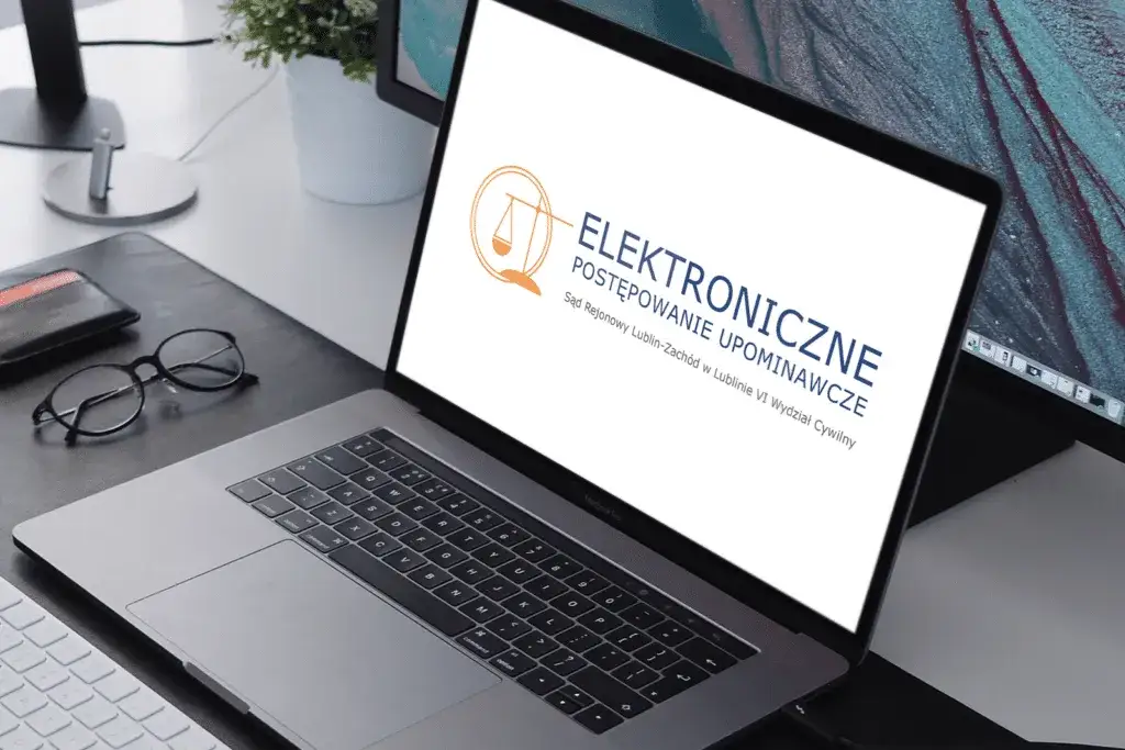 komputer z otwartym systemem e-sąd