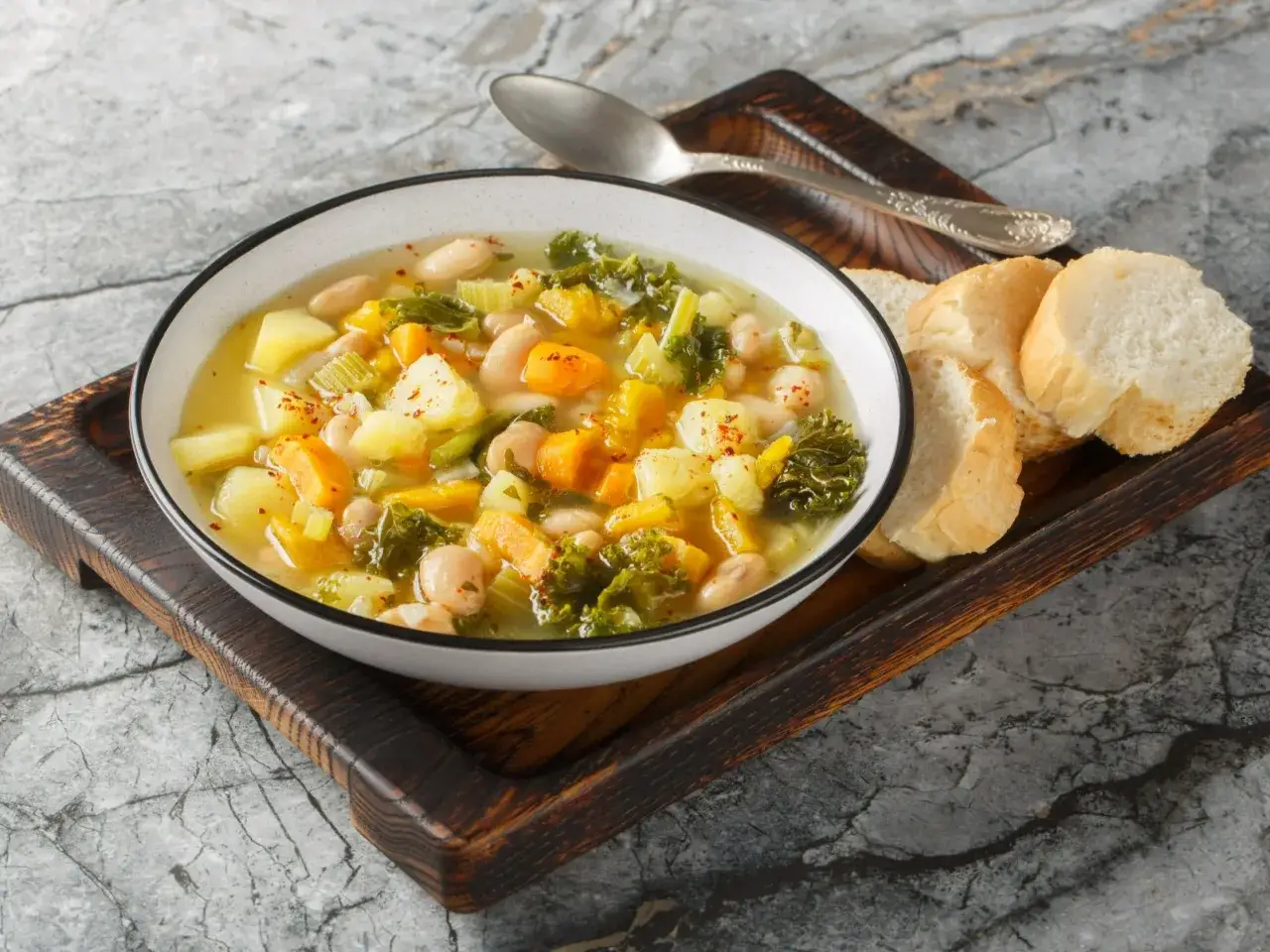 Pyszne, sycące zupy warzywne z fasolą i ziemniakami, idealne na obiad. Podane z chrupiącym pieczywem.