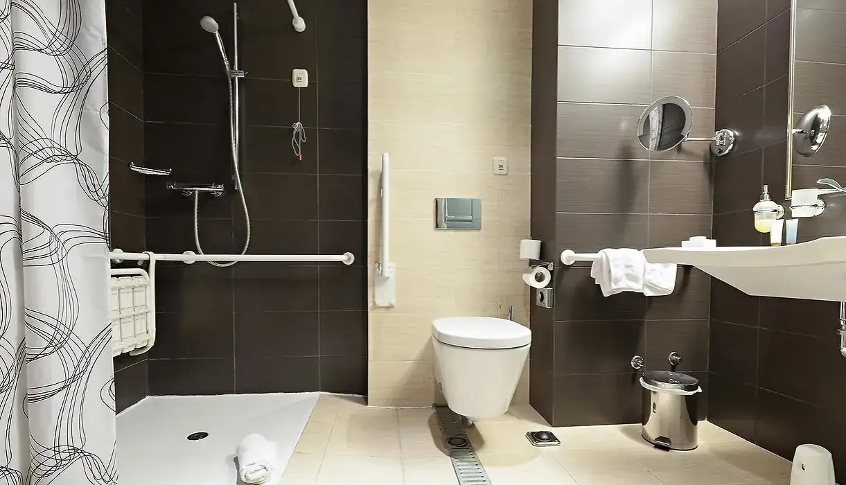 łazienka dla niepełnosprawnych adaptacje uchwyty prysznic walk-in