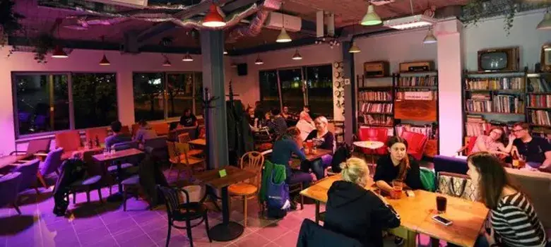 kawiarnia z grami planszowymi warszawa wnętrze