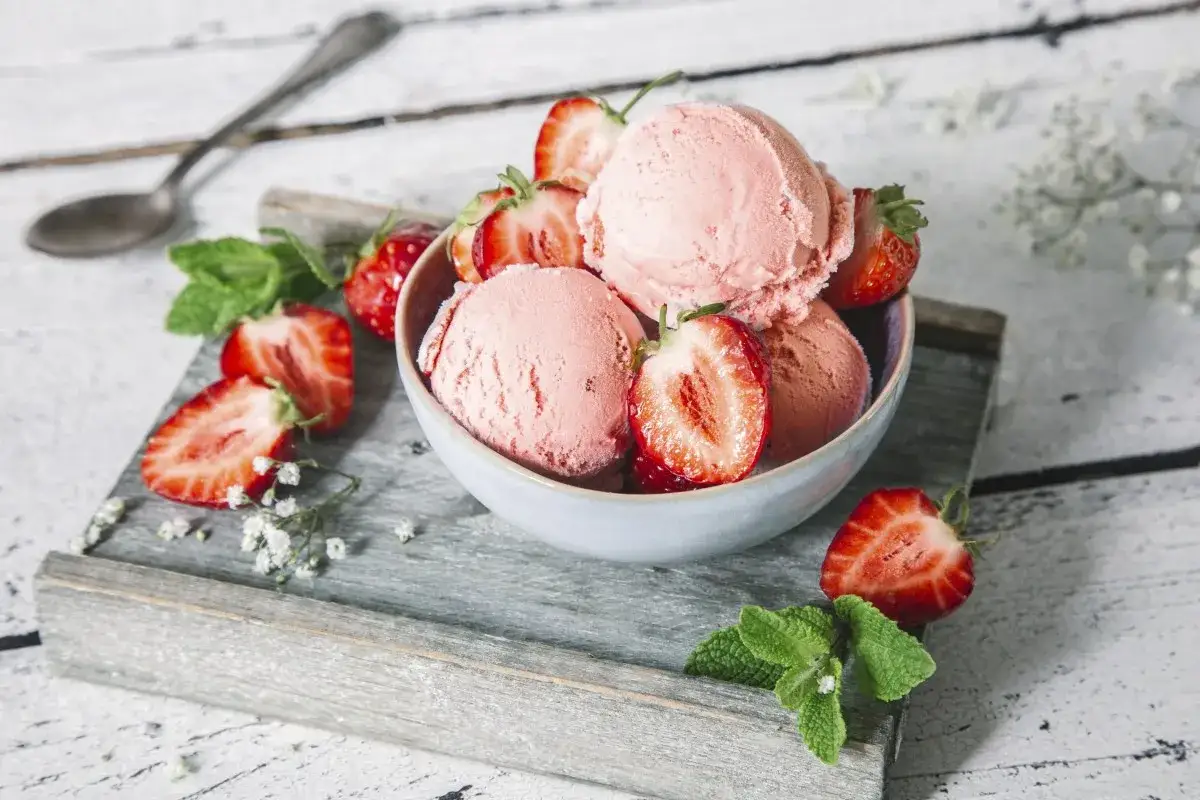Pyszne lody truskawkowe, idealne na lato. Ten przepis na lody truskawkowe jest prosty i szybki.