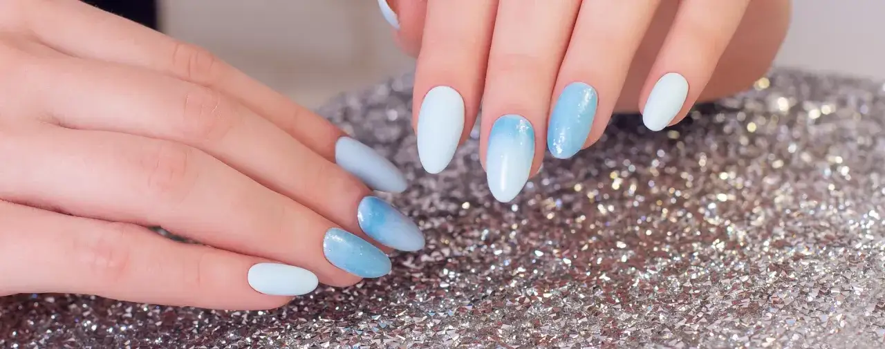 Zdjęcie Jak nakładać pyłek do paznokci - uniknij najczęstszych błędów