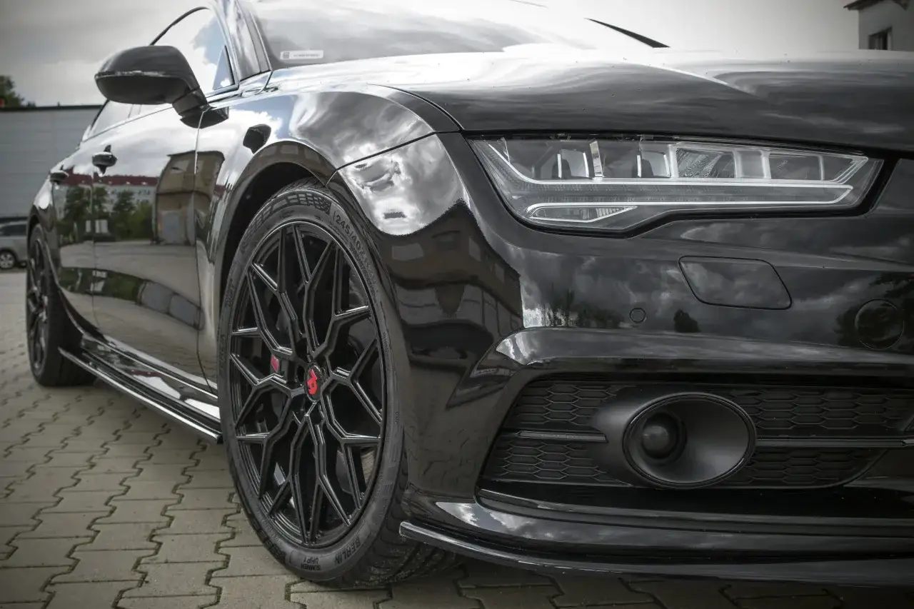 czarne auto z felgami w różnych kolorach