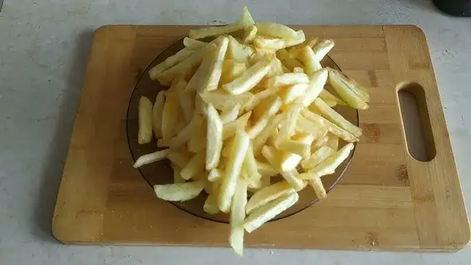 Krojenie ziemniak&oacute;w na frytki belgijskie