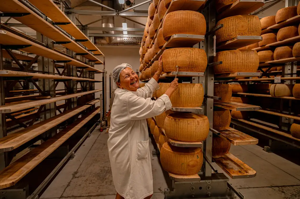Produkcja Parmigiano-Reggiano kadzie miedziane