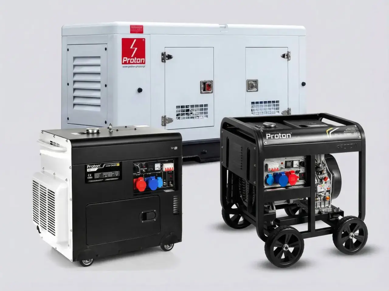 Trzy agregaty Proton: jeden duży biały, jeden czarny z panelem sterowania i jeden mobilny, otwarty. Wybierz agregat inwertorowy czy AVR.