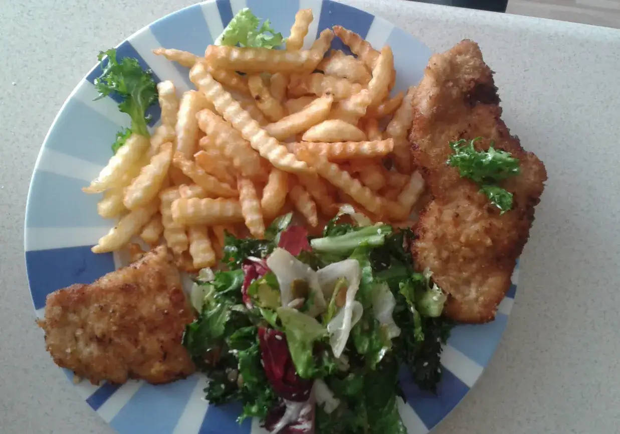 Frytki z kotletem schabowym i sur&oacute;wką