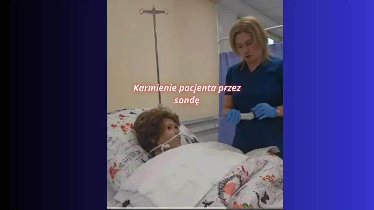 Opiekun medyczny karmiący pacjenta przez sondę