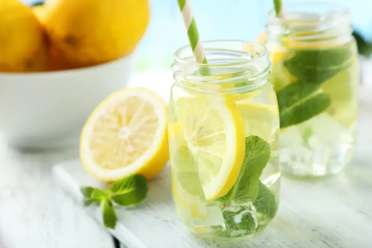 Szklanka wody z cytryną i miętą