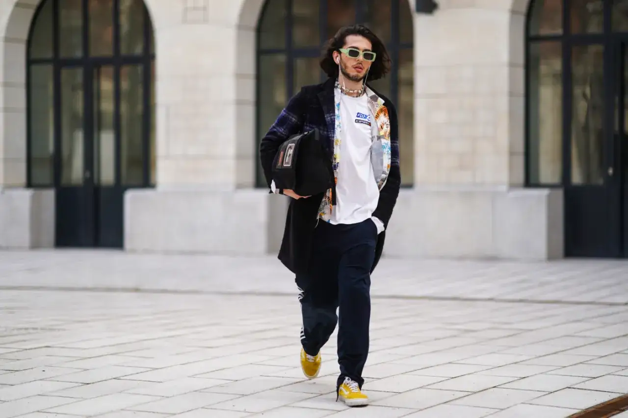 męskie stylizacje dresowe sneakersy
