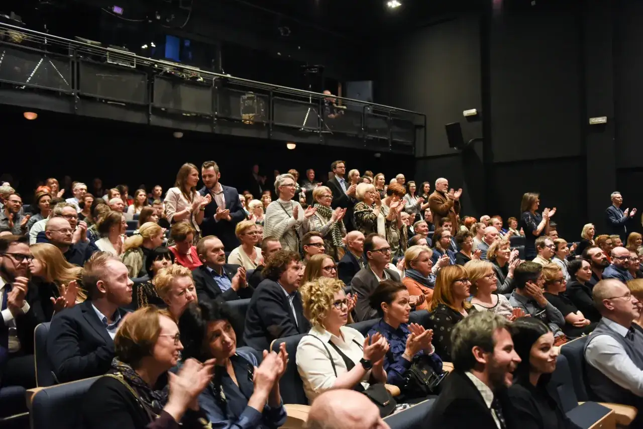 Widownia w teatrze klaszcze. Czy to już koniec spektaklu, czy może przerwa?