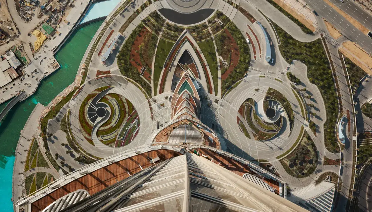 Widok z góry na najwyższy budynek świata, który ma 828 metrów, z otaczającym go ogrodem i fontannami.