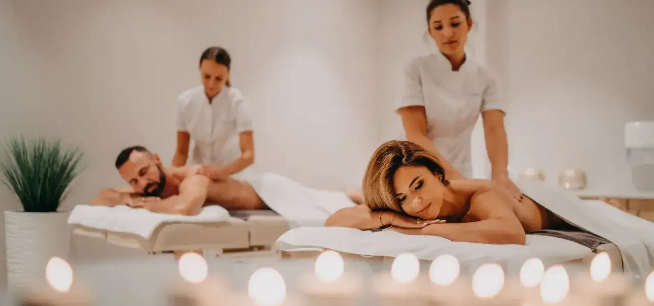 Para relaksacyjnego masażu w spa, gdzie można poczuć się komfortowo i zapomnieć o codzienności. Czy w spa trzeba się rozebrać? Tak, aby terapeuta mógł wykonać masaż całego ciała.
