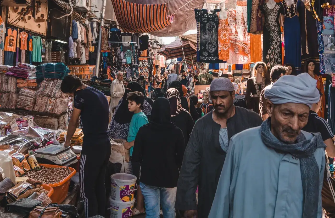 Tłum ludzi na targu w Egipcie, gdzie można wychodzić poza hotel i podziwiać lokalną atmosferę.
