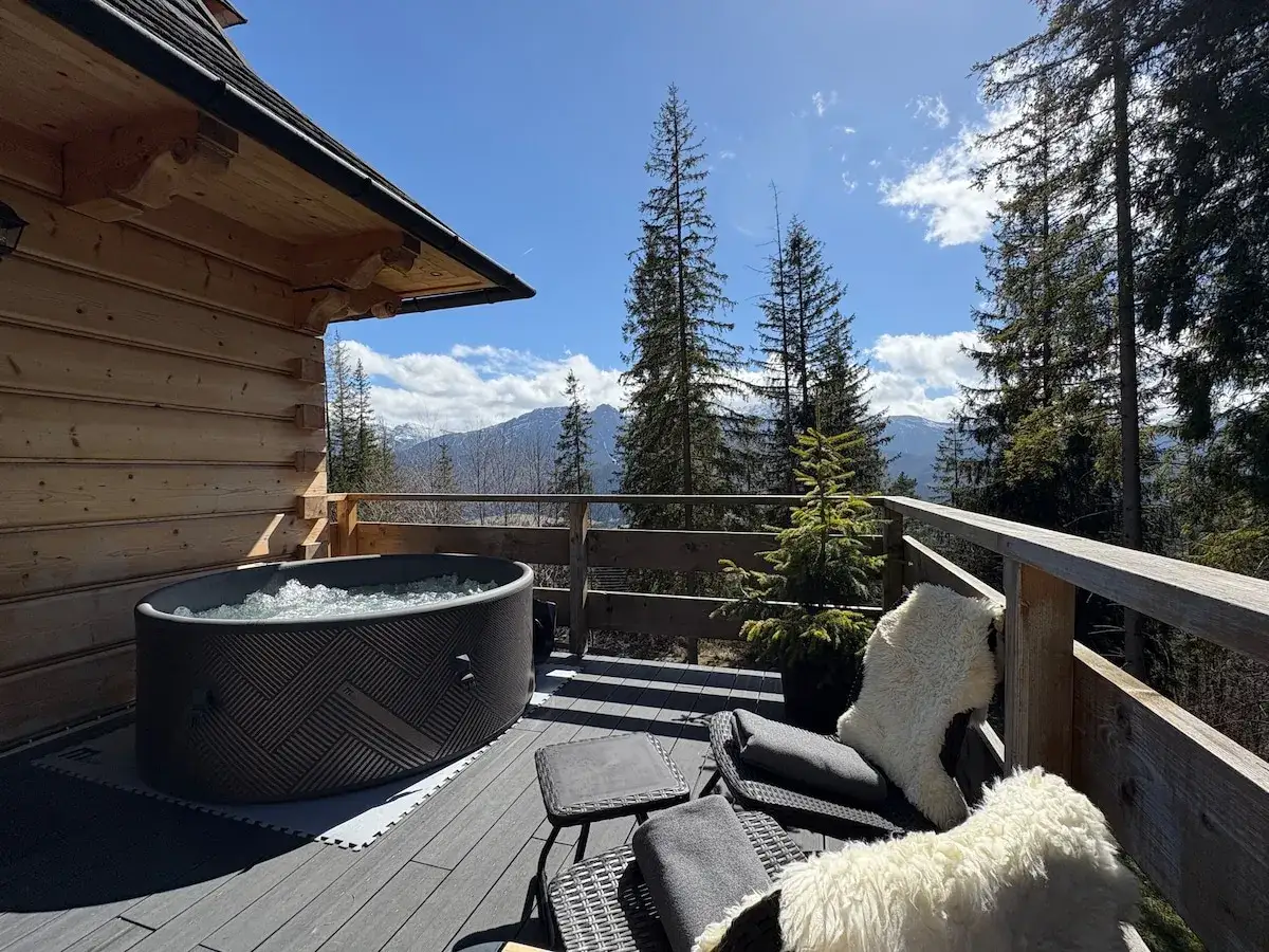 Bukowina Tatrzańska: drewniany domek z tarasem, jacuzzi i widokiem na g&oacute;ry. Idealne miejsce na relaks.