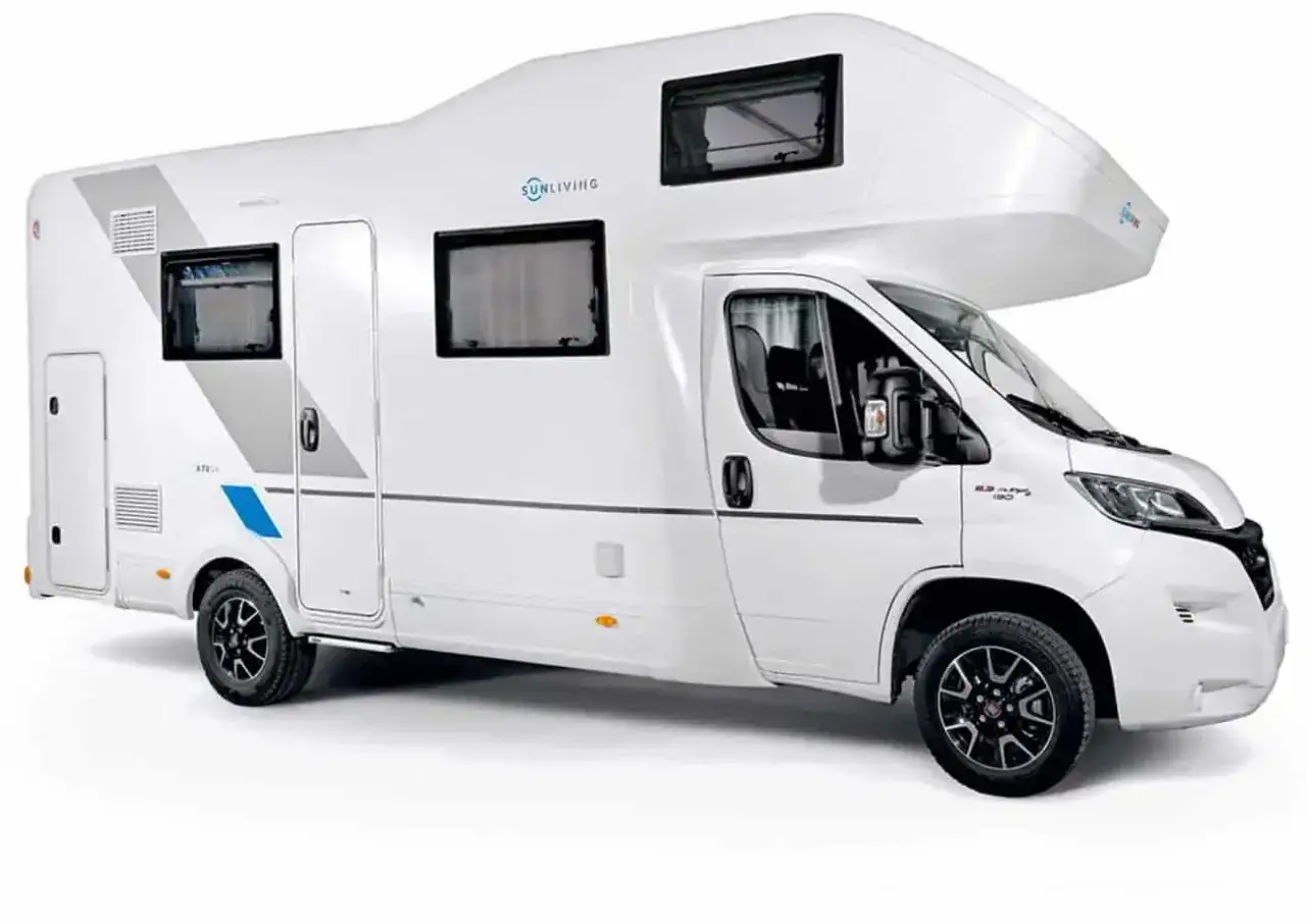 Biały kamper Sun Living z podnoszonym ł&oacute;żkiem nad kabiną. Idealny na wakacyjne podr&oacute;że, ten camper zapewni komfort i wolność.