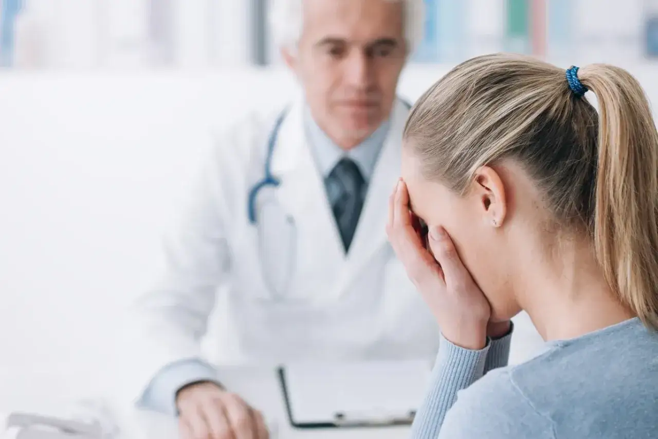 lekarz psychiatra rozmawiający z pacjentem