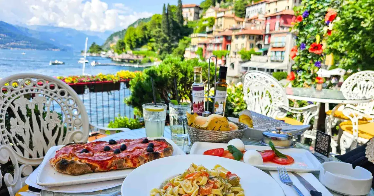 Varenna restauracja widok na jezioro Como